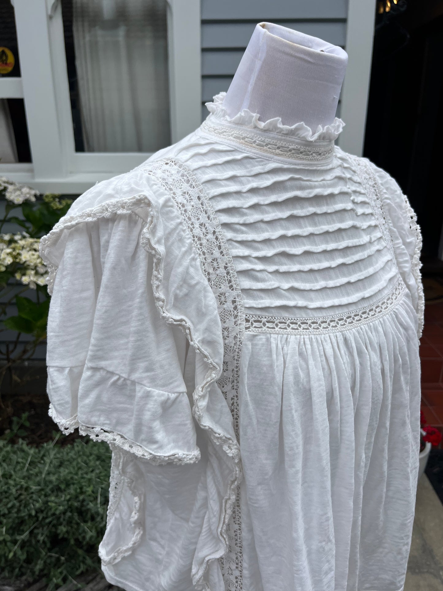 White top with frill detail | Size 8