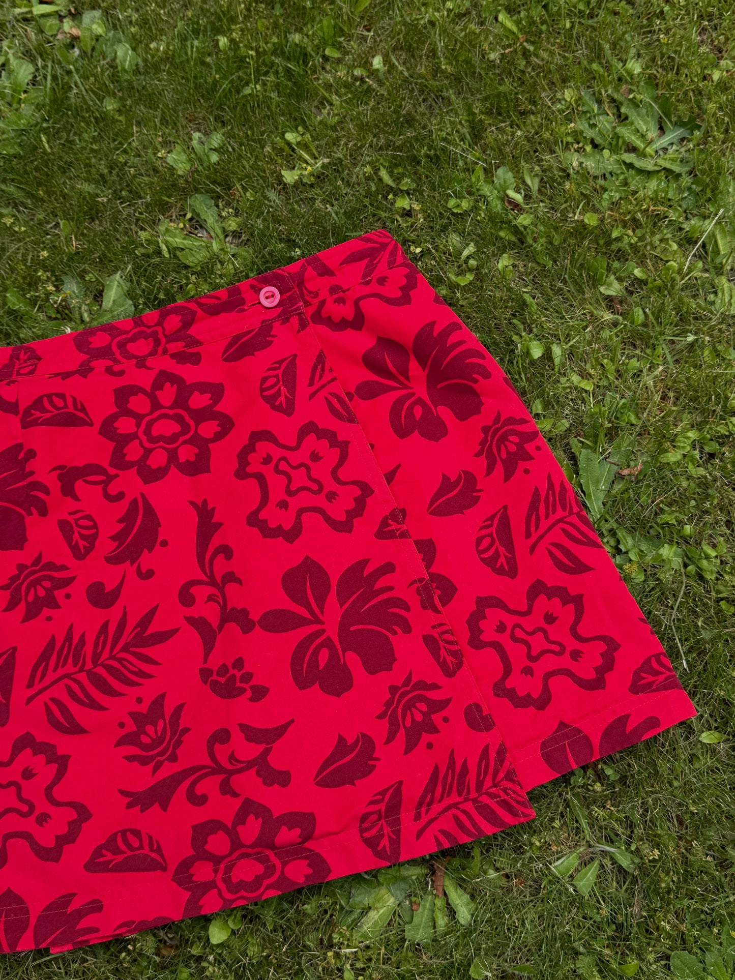 Cross-over hawaiian mini skirt | Size 6-8